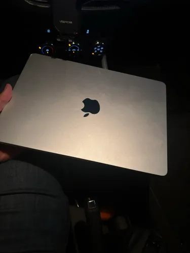 MacBook M3 2024