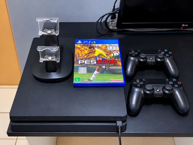 PS4 SLIM 500GB COM DOIS CONTROLES + PES 2018 MIDIA FISICA