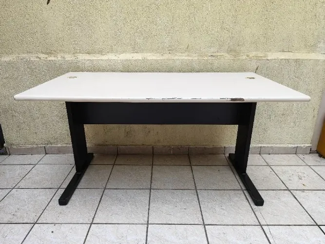 Mesa de Escritório Retangular Branca em Madeira e Pés de Metal Grande - 1,4m