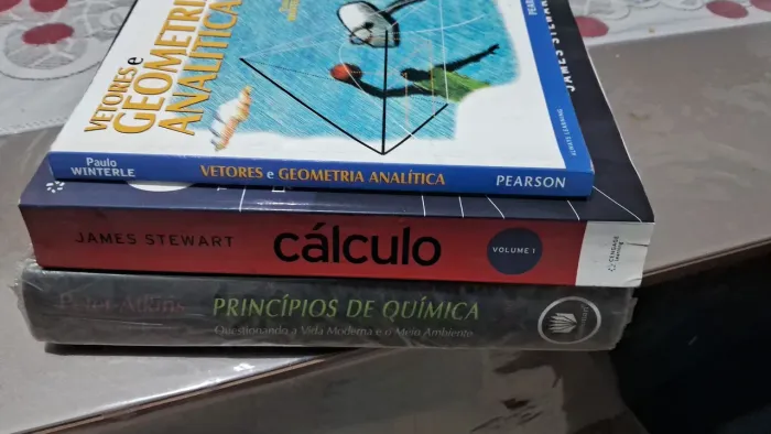 Livros cálculo 1, vetores e geometria analítica e princípios de química