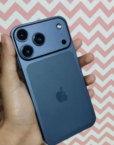Vendo iPhone 11 com a carcaça do 17