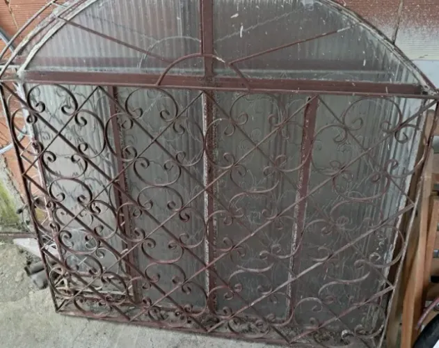 Vendo 2 janelas de ferro com grade ornamentais marrom. Estilo Colonial