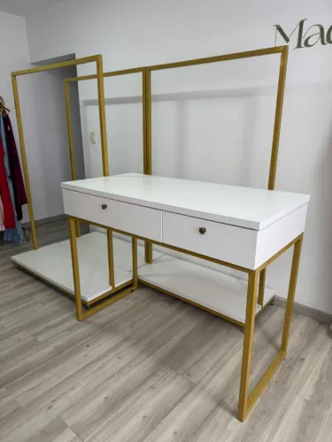 3 Araras com rodinhas + Mesa alta.