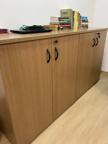 kit 2 Armários Balcão para Escritório MDF Claro Alto Padrão - 2 Portas com Chave