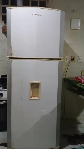 Ela congela muito rapido , muito espaçosa, e esta em ótimas condições.
