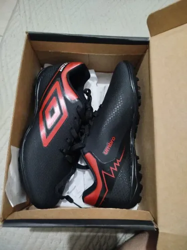 Vende-se chuteira umbro original nova, nunca usada.