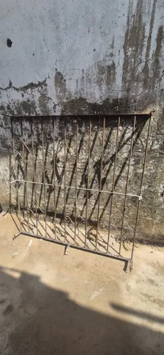 Grade de ferro para janela 1,33 × 1,35 m - R$ 150,00