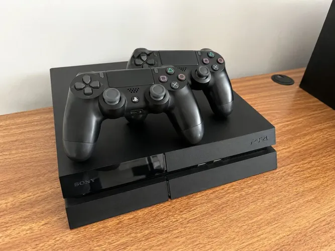 Estou vendendo Ps4 com dois controles semi novo mais tudo perfeito roda liso, Quero 1.500$