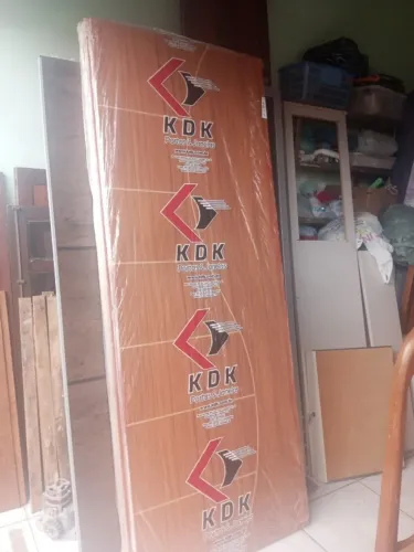 Porta de 80 cm frisada nova. Negociável!