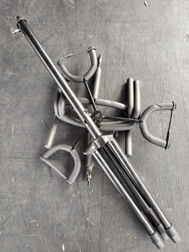 Suporte triplo para guitarra e violão 