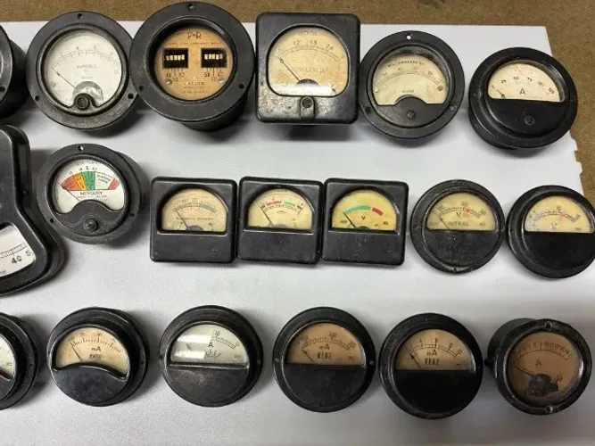 Coleção de 31 Medidores Analógicos Vintage - Amperímetros, Voltímetros e Frequencímetros
