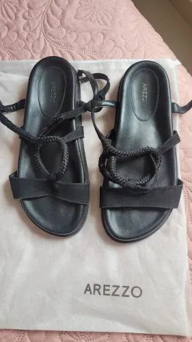 Sandalia rasteirinha, n°37, cor preta, marca Arezzo.