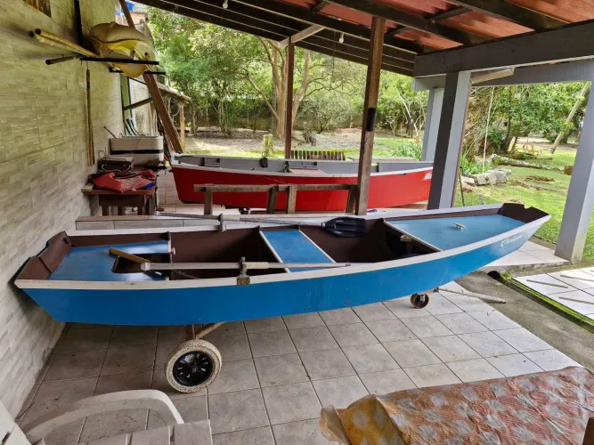 Pequeno barco artesanal para lazer em compensado naval.