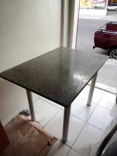 1 mesa com 4 cadeiras
