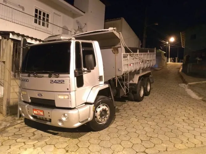 Ford cargo 2422 caçamba