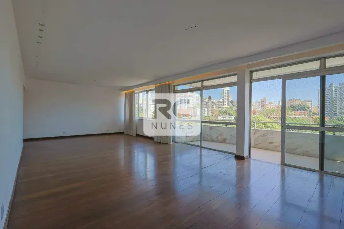 Apartamento com área de 260m², 04 Quartos, 02 Suítes e 02 Vagas, no Bairro Santa Lúcia - B