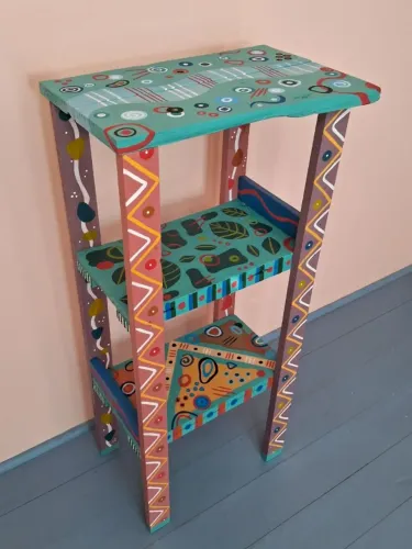 Estante "Tribal" feita/pintada à mão.