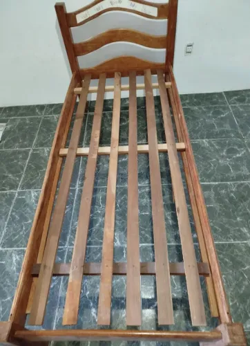 Ótima cama de solteiro, madeira maciça.