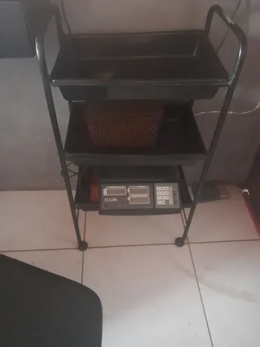 Vendo um lavatório para salão de beleza, uma cadeira hidráulica e o carrinho auxiliar .