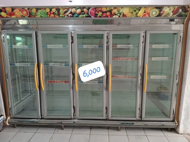 Vendo; refrigerador e prateleiras grandes.