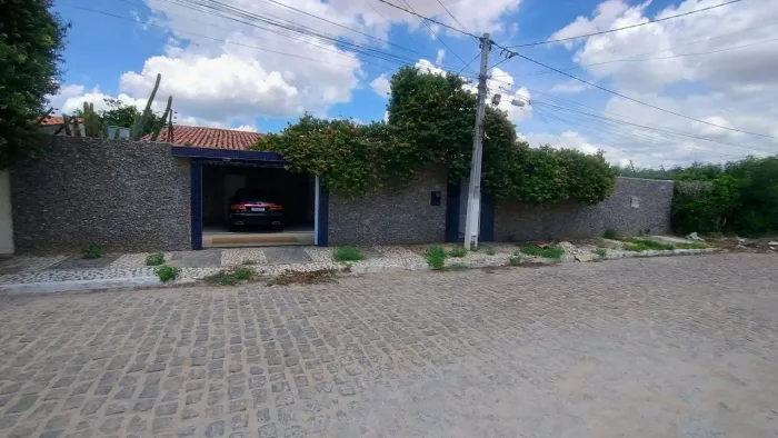 VENDO - CASA TÉRREA - 3/4 (SENDO 01 SUÍTE) - PISCINA - BAIRRO COUNTRY CLUB - JUAZEIRO BA