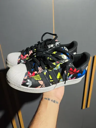 Tênis Adidas superstar edição limitada 