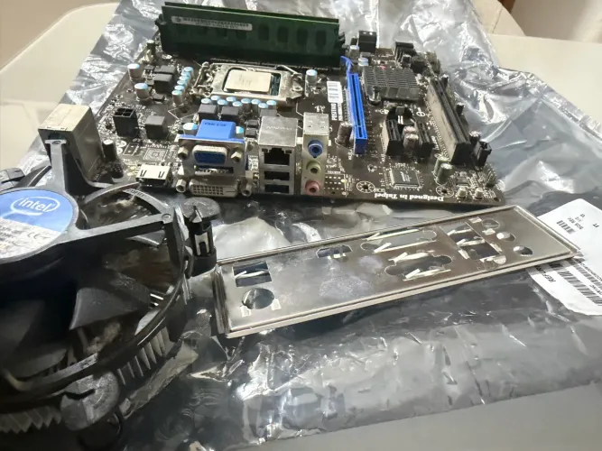 Kit completo: Placa-mãe MSI MS-7680 VER: 2.4 Intel Core i5-3330 8 GB de RAM DDR3