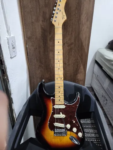 Guitarra Stratocaster Tagima 530