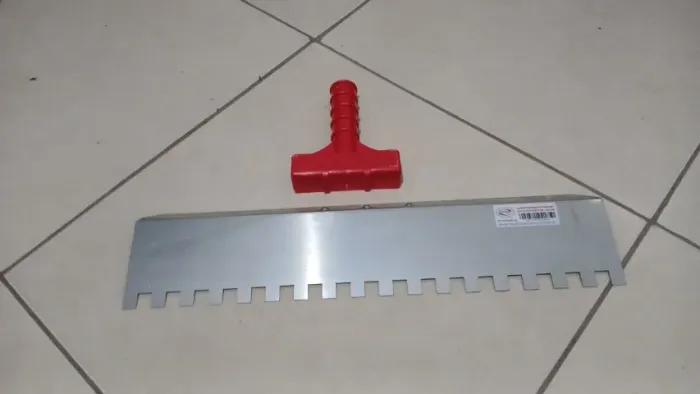 Desempenadeira rodo dentada em aço com suporte universal nova 