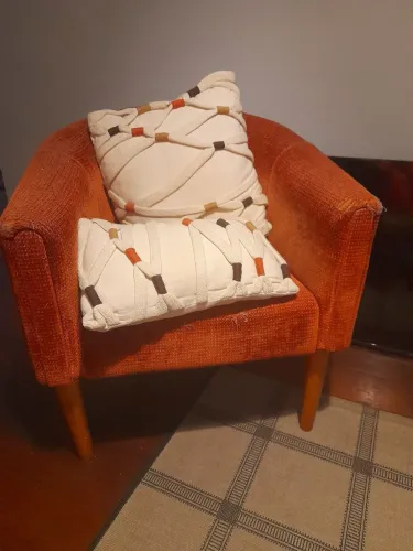 Poltrona vermelha de veludo retrô