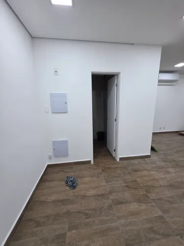 Sala comercial 42m c ar condicionado frigobar.