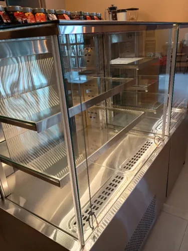 Vitrine Refrigerada para cafeteria/mercado. Acabamento em inox com granito superior.preto