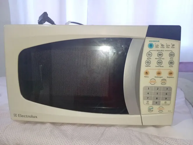 Micro-ondas à venda em bom estado. Interessados, favor entrar em contato. 