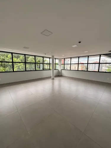 Alugo sala 53,45m² com banheiro. Prédio Novo com elevador no Vieiralves