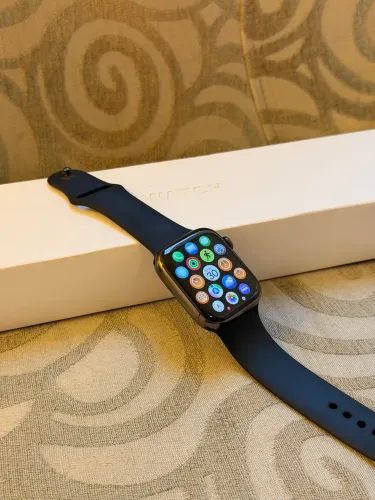 Apple Watch Series 8 - Celular 4G - Aço inoxidável - 45mm