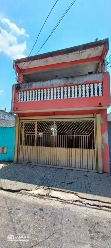 imóvel com 2 casas totalizando 6 dormitórios, 4 salas, 3 banheiros, varanda e 2 vagas à ve