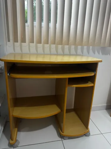 Mesa/escrivaninha para computador em madeira. Usada e conservada. R$ 280.