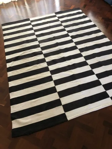 Vendo tapete listrado em algodão. Medidas: 190 x 250 cm em bom estado, lavado. 