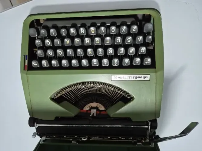 Máquina de Datilografia OLIVETTI Lettera