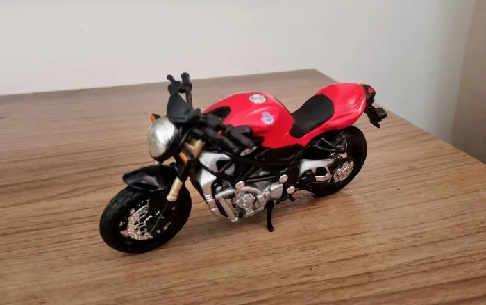 Miniatura moto MV Agusta Brutale (1:18) Maisto<br>Excelente estado de conservação