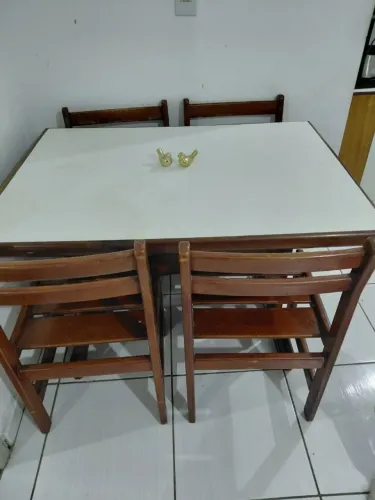 Mesa com 4 Cadeiras em Madeira Maciça