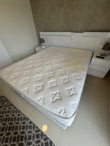 ? Colchão Queen em Excelente Estado - Confortável e Bem Conservado