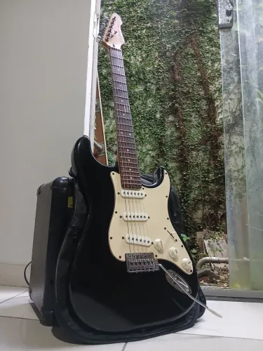 Guitarra Strato by Crafter em Ótimo Estado