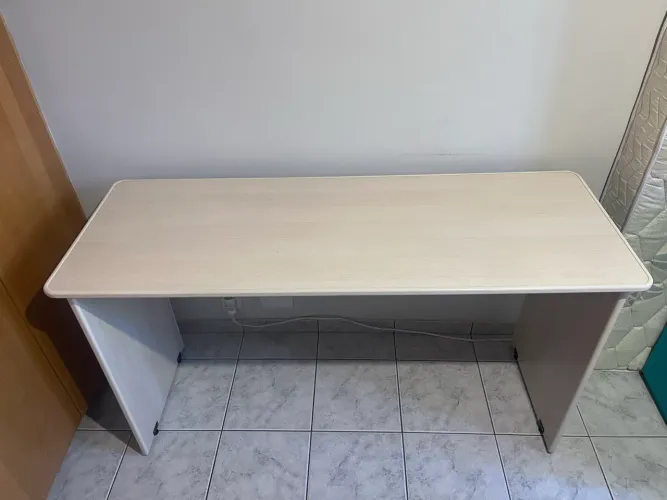 Mesa de escritório 1,40 x 52 x 76 (largura x profundidade x altura)