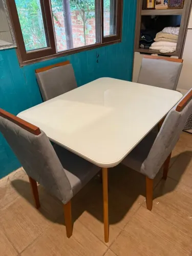 Mesa com 4 cadeiras