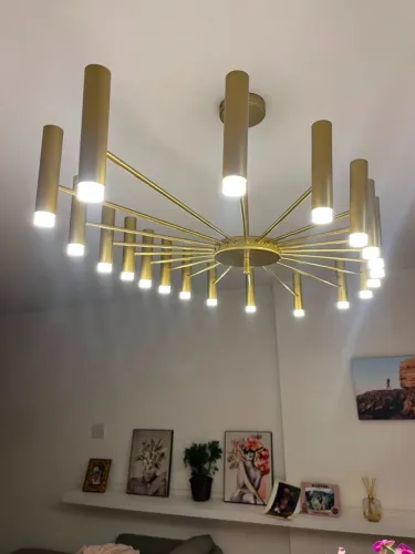 Lustre dourado com múltiplos braços e tubos ? R$ 1.500