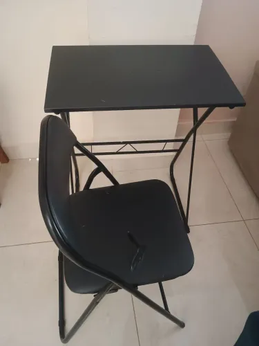 Mesa de estudos e cadeira