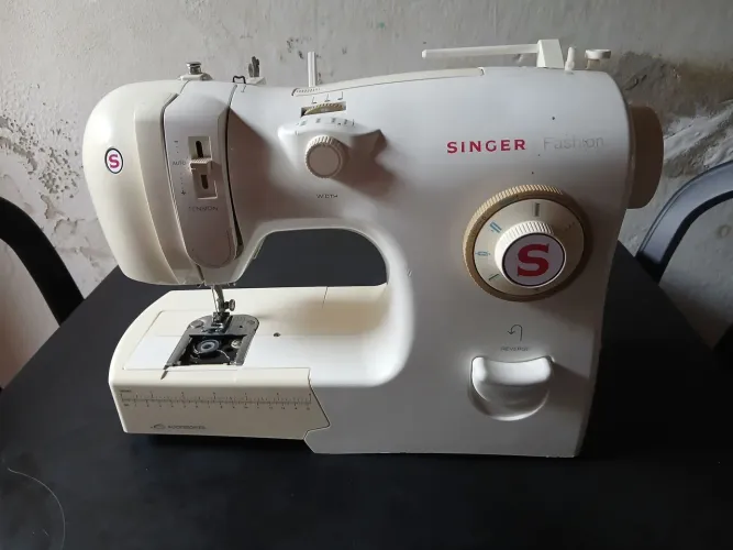 Máquina de costura singer fashion.. leia a descrição 