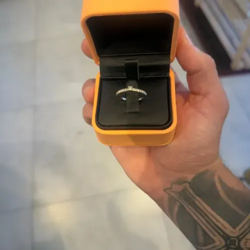 ANEL SOLITARIO OURO BRANCO CRAVEJADO VIVARA 16