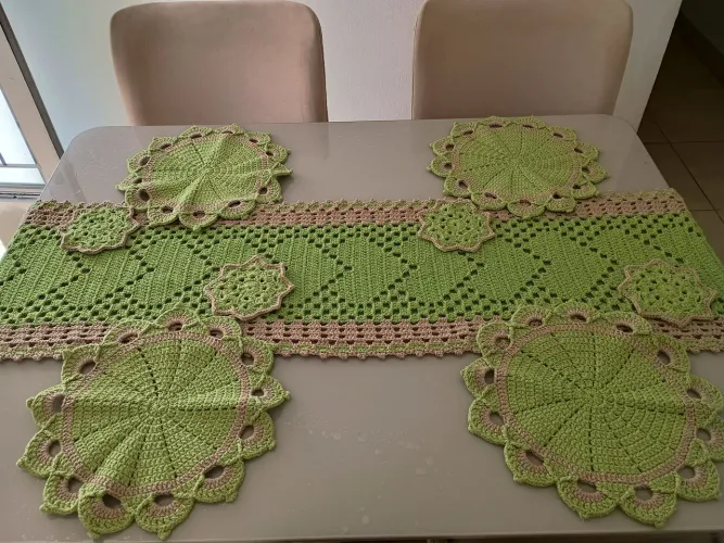 Jogo americano e Trilho de mesa crochê Verde e bege 130,00